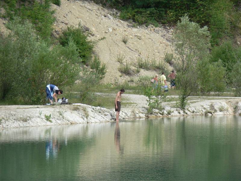 Kurovický lom, který se nachází nedaleko Tlumačova, byl původně založen k těžbě jílového vápence. Už před třinácti lety byl ale vyhlášen Okresním úřadem Kroměříž přírodní památkou. Platí zde tedy přísný zákaz koupání, avšak dodržování tohoto nařízení tamn