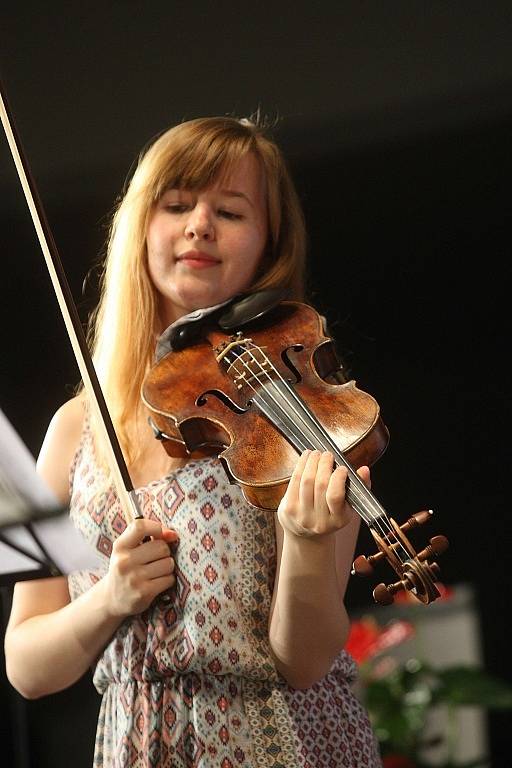 Zkouška na koncert houslisty Václava Hudečka v sále domu Elektra v Luhačovicích.