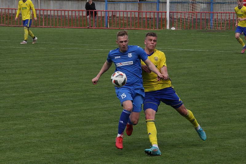 Sobotní třetiligové derby mezi Viktorií Otrokovice (modré dresy) a béčkem Fastavu Zlín skončilo výhrou domácího celku 2:0.