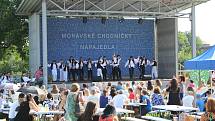 Moravské chodníčky se každoročně konají v Napajedlích. Jde o tradiční setkání folklórních souborů ze Slovácka, Valašska a Hané. Letos se sešli už po jednadvacáté.