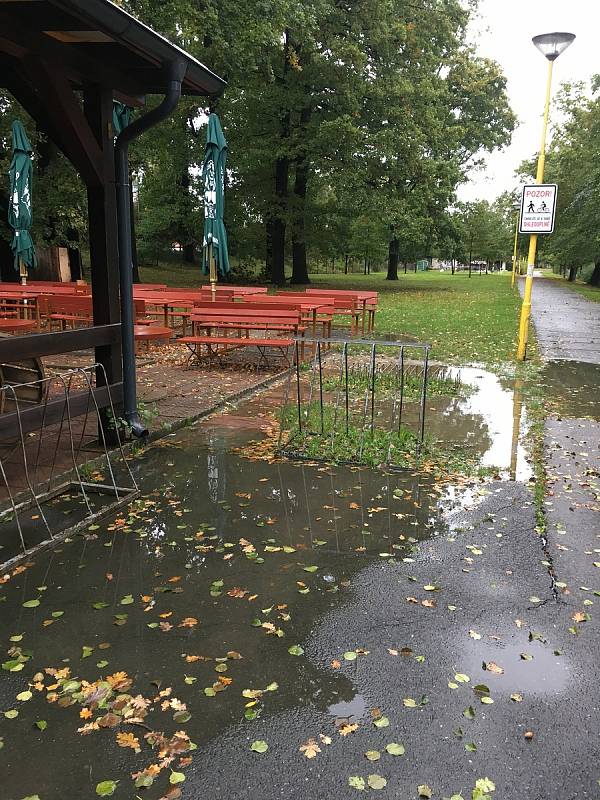Vytrvalý déšť ve Zlínském kraji zaplavil cesty, zvedl hladiny řek. Štěrkoviště Otrokovice.