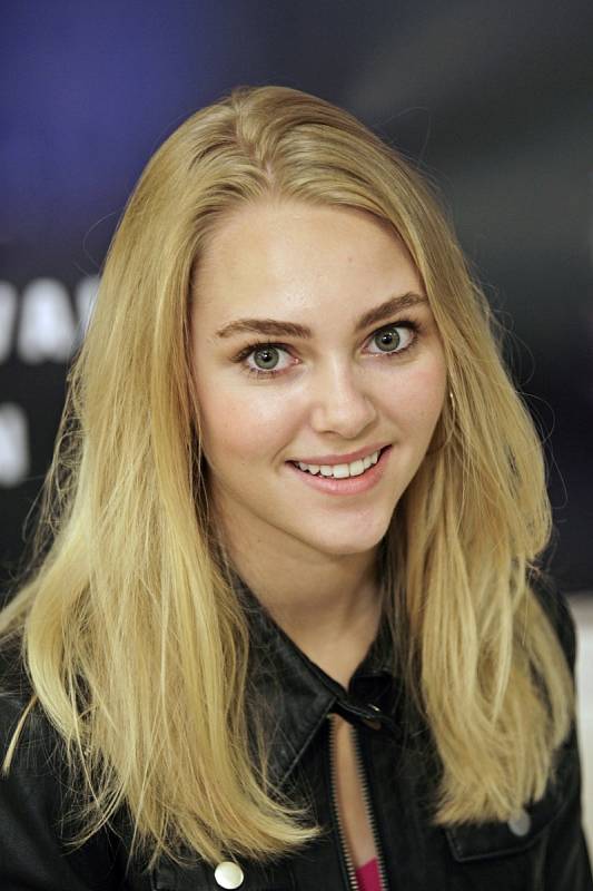 AnnaSophia Robb.