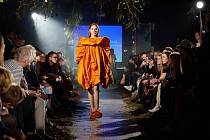 Fashion Event Dotek zakončí módní přehlídka s charitativní aukcí. Ilustrační foto