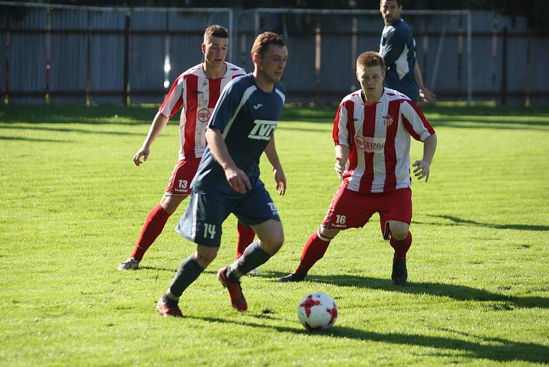 Fotbalisté Brumova (bílo-červení) v 11. kole divize E remizovali v derby se Slavičínem 1:1.