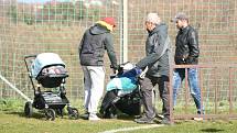 Fotbalisté Lhoty (v modrém) o víkendovém 16. kole I. B třídy skupiny B doma porazili Slavkov 6:2.