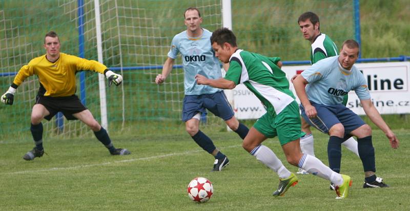 Fotbalisté Fryštáku B (v zeleném) proti Mysločovicím. 