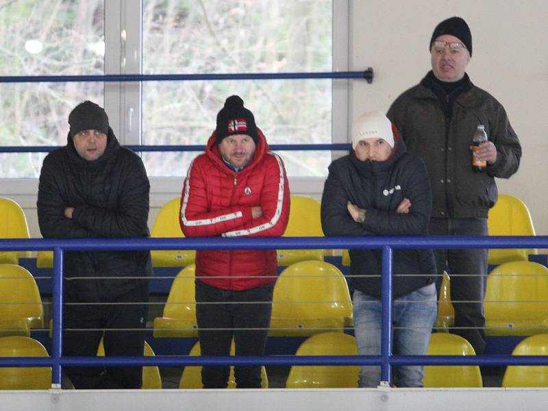 Mladí hokejoví Berani Zlín (v modrém) v duelu hráčů ročníku narození 2014 změřili v sobotu síly s Uherským Hradištěm.