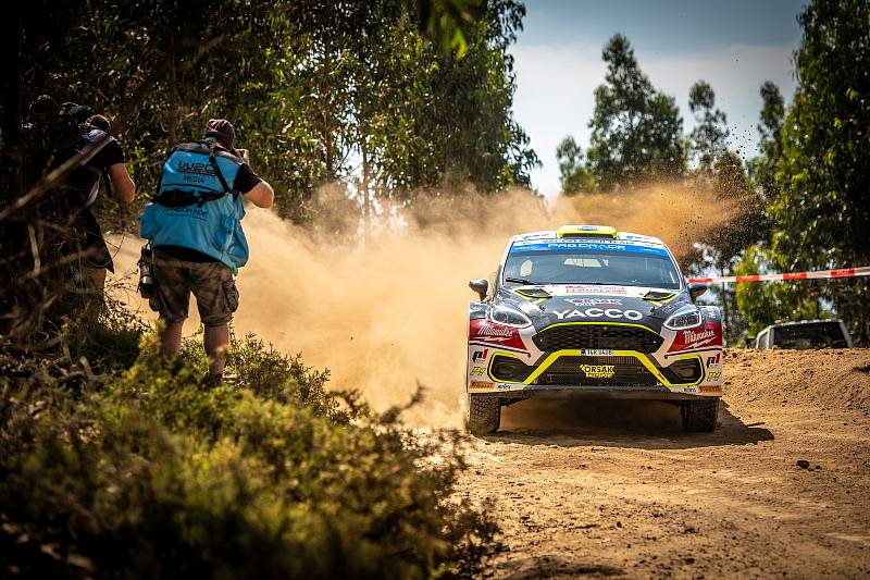 Posádka Erik Cais se spolujezdcem Petrem Těšínským dojela na Portugalské rally i přes havárii na konečném 42. místě.