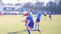 Fotbalisté Otrokovic (modré dresy) ve 20. kole MSFL prohráli s Olomoucí "B" prohráli vysoko 0:5.