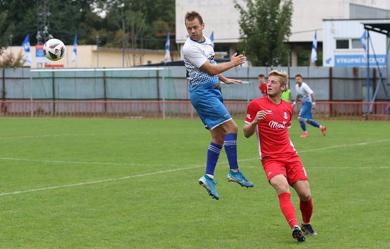 Fotbalisté Otrokovic (modrobílé dresy) proti Blansku prohráli 2:4.