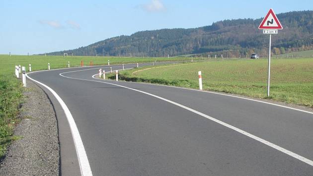 Oprava pětikilometrového úseku silnice mezi Valašskými Klobouky a Vlachovicemi je u konce.