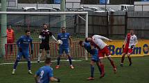 Fotbalisté Otrokovic (modré dresy) ve 22. kola MSFL i bez vyloučeného Kišky zdolali vedoucí Kroměříž 2:1.