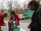 Zlínská Charita rozdávala polévku lidem bez přístřeší