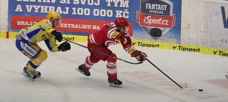 Extraligoví hokejisté Zlína (ve žlutém) v rámci 3. zápasu semifinále play off doma hostí Třinec.