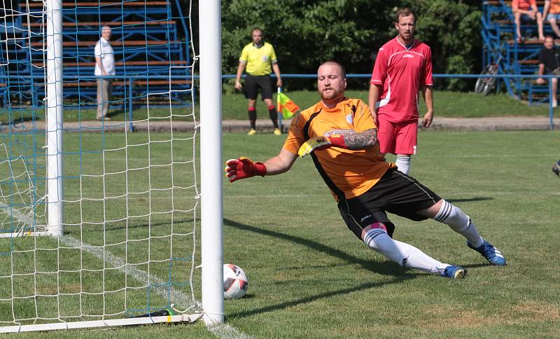 Fotbalisté Slavičína B ( modré dresy) vstoupili do nové sezony domácí výhrou nad Bylnicí v poměru 4:3.