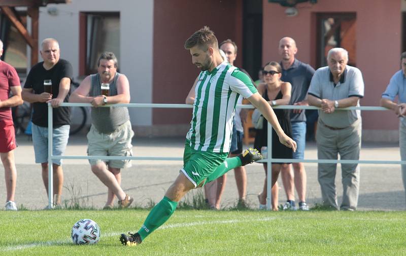 Fotbalisté Újezdu (ve žlutých dresech) zdolali Vysoké Pole 4:2 a před letní pauzou zůstali v čele Ligy4.