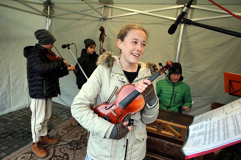 Valašský mikulášský jarmek ve Valašských Kloboukách.Cimbálová muzika Kloboučánek