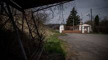 Brána areálu muničního skladu ve Vrběticích, 22. dubna 2021. Vrbětický muniční sklad v roce 2014 explodoval. Po sedmi letech vyšlo najevo podezření na zapojení ruské tajné služby do výbuchu.