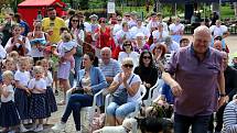 Dětský folklórní festival Májíček. XIII. ročník tradičního česko-slovenského festivalu dětských folklórních souborů před kostelem Panny Marie Pomocnice křesťanů na Jižních Svazích