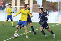 Fotbalisté Zlína B (žluté dresy) v sobotním přípravném zápase podlehli na Vršavě juniorce Slovácka 2:5.