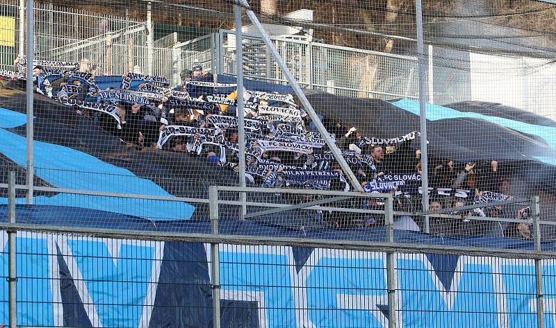 Fotbalisté Zlína (žluté dresy) ve 22. kole první ligy porazili Slovácko 1:0. Regionální derby rozhodl v 82. minutě obránce Martin Cedidla.