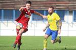 Fotbalisté Zlína B (žluté dresy) ve 12. kole MSFL zdolali na Vršavě Velké Meziříčí 2:1.