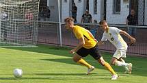 Fotbalisté Zlína B (bílé dresy) v 6. kole MSFL prohráli v Rosicích 1:2.