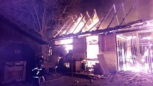 Hasiči zasahují u rozsáhlého požáru stodoly v Nedašově na Zlínsku; 26. července 2020
