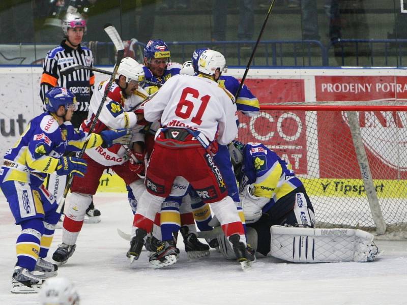 Extraligoví hokejisté Zlína (v modrém) proti pražské Slavii. 