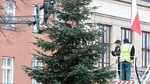Zdobení vánočního stromu na náměstí Míru ve Zlíně.
