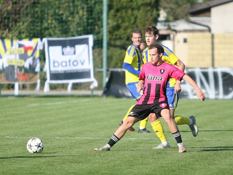 Ve šlágru 10. kola fotbalového krajského přeboru remizovala Napajedla (v červeném) s Baťovem 2:2, když domácí dokázali smazat dvoubrankové manko.