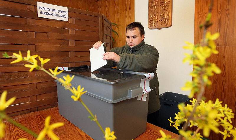 V obci Dolní Lhota na Luhačovicku přišli v sobotu 9. dubna její obyvatele opětovně zvolit své obecní zastupitele.