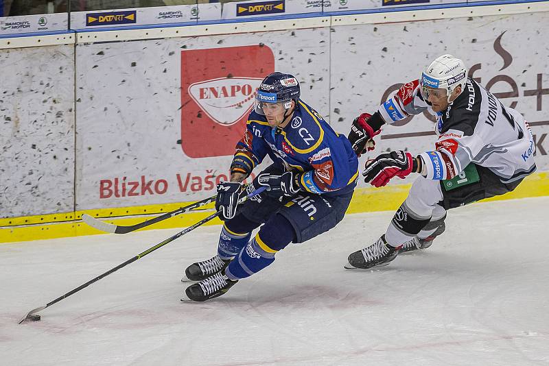 Extraligoví hokejisté Zlína (v modrém) v dohrávce 9. kola po týdnu opět vyzvali hráče Karlových Varů, kterým podlehli 1:2 v prodloužení.