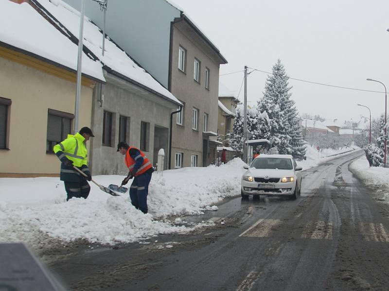 Po vydatném přívalu sněhu se ve středu 1. února pustily uklízecí čety do odklízení až čtyřiceticentimetrových nánosů po celém regionu.