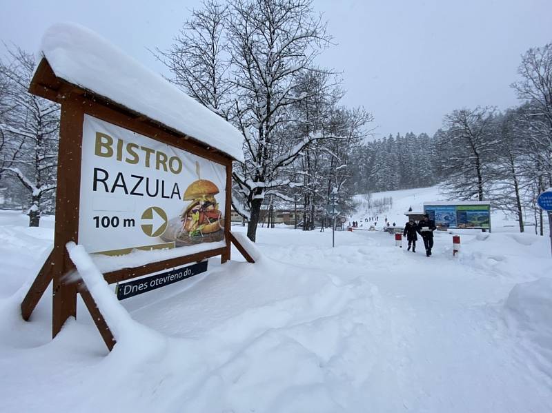 Lidé si užívají sněhovou nadílku ve Velkých Karlovicích.