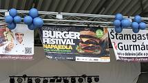 Napajedelský burger festival na radničním nádvoří.