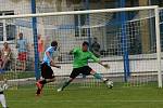 Fotbalisté Ořechova (v modrých dresech a černých trenýrkách) porazili ve 3. kole I.B třídy skupiny C Zdounky 2:1