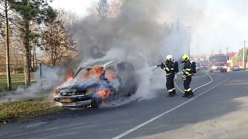 Auto vzplálo za jízdy v Přílepech. Zbyl z něj jen ohořelý vrak