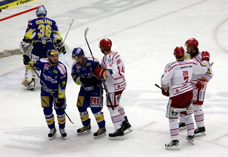 Extraligoví hokejisté Zlína (v modrém) ve druhém semifinále play off s Třincem.