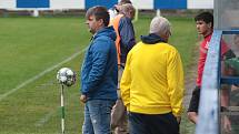 Slušovičtí fotbalisté (modré dresy) doma porazili Velké Karlovice 1:0.