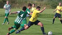 Fotbalisté Újezdu (ve žlutých dresech) zdolali Vysoké Pole 4:2 a před letní pauzou zůstali v čele Ligy4.