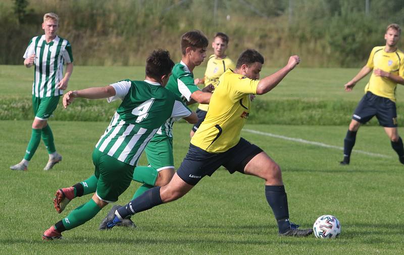 Fotbalisté Újezdu (ve žlutých dresech) zdolali Vysoké Pole 4:2 a před letní pauzou zůstali v čele Ligy4.