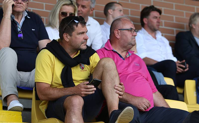 Fotbalisté Zlína (žluté dresy) zakončili letošní sezonu domácí remízou s Jabloncem 1:1.