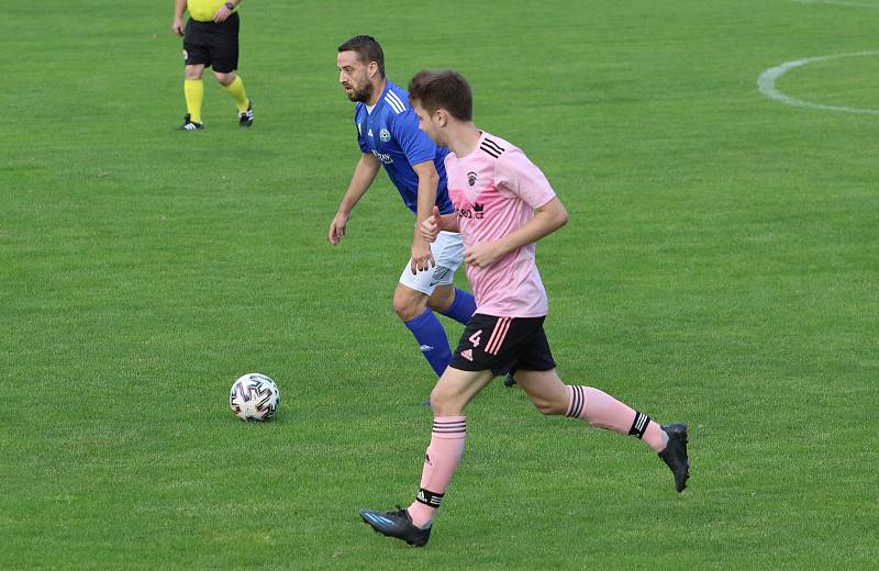 Fotbalisté Malenovic (růžové dresy) doma prohráli se Zborovicemi 1:5.