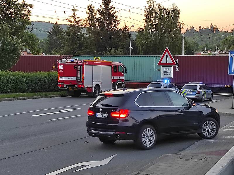 Na železničním přejezdu ve Zlíně na Podvesné vlak srazil chodce