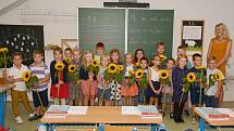 Slunečnicemi zahajovaly školní rok děti ve Fryštáku. 1.A a paní učitelka Mgr. Věra Řiháková