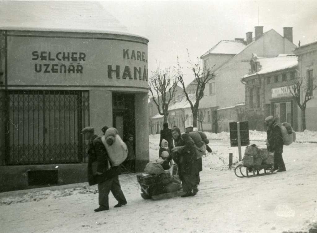 Před 71 lety odjely z brodského deportačního střediska stovky židů a Romů -  Valašský deník