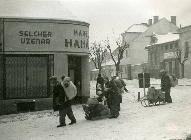 Odchod uherskobrodských Židů k určenému shromaždišti v budově reálného gymnázia, foto Vilibald Růžička 27. 1. 1943
