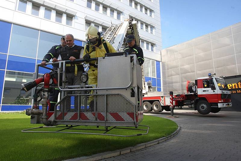 Hasičské cvičení ve firmě Barum Continental v Otrokovicích. 