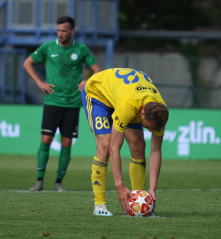 Fotbalisté Fastavu Zlín (ve žlutém) v důležitém zápase bojů o záchranu ve 28. kole v sobotu hostili poslední Příbram. Na snímku Poznar si chystá míč na penaltu.